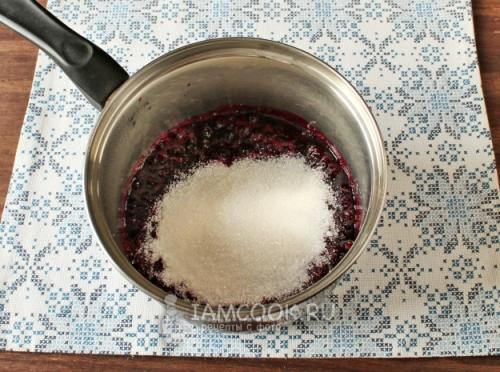 Как правильно добавлять сахар в яблочное варенье с дольками