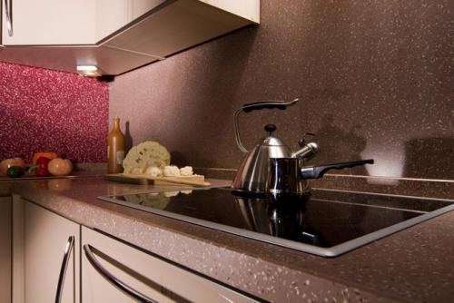 Фартук на кухню из камня. Кухонный фартук из искусственного камня 01