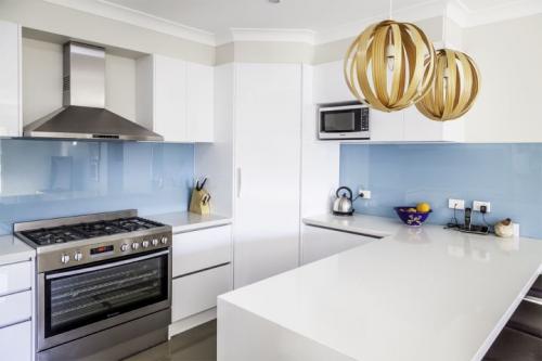 Фартук на кухню из камня. Кухонный фартук из искусственного камня 14