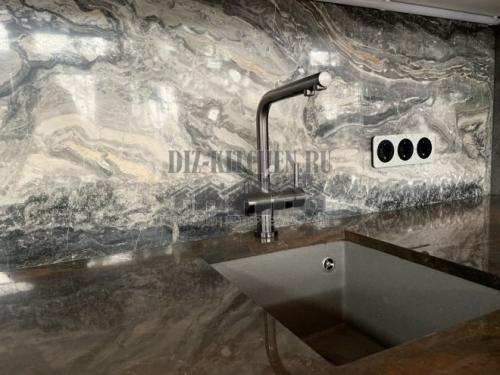 Серая кухня с мраморным фартуком. Кухня, совмещенная с гостиной, в стиле лофт с мраморным фартуком