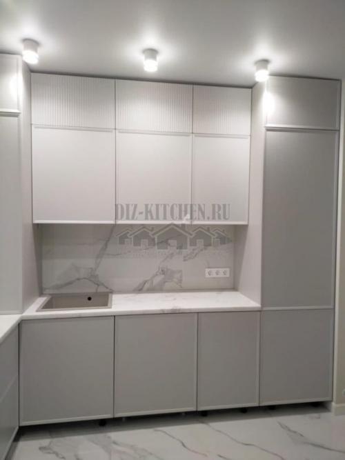 Белая кухня с мраморной столешницей и фартуком. Современная белая кухня с мраморным полом и фартуком