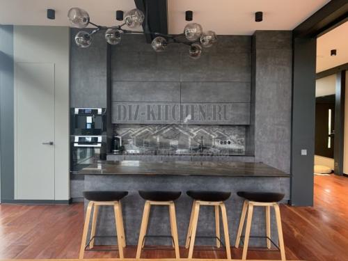 Серая кухня с мраморным фартуком. Кухня, совмещенная с гостиной, в стиле лофт с мраморным фартуком
