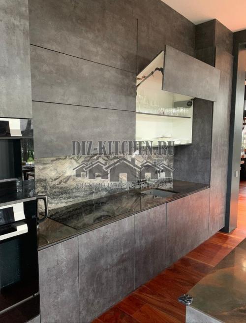 Серая кухня с мраморным фартуком. Кухня, совмещенная с гостиной, в стиле лофт с мраморным фартуком