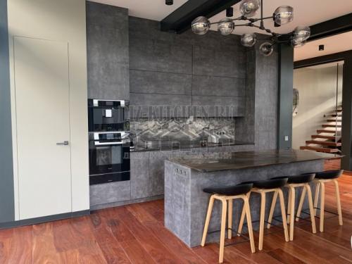 Серая кухня с мраморным фартуком. Кухня, совмещенная с гостиной, в стиле лофт с мраморным фартуком