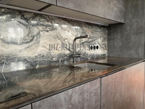 Серая кухня с мраморным фартуком. Кухня, совмещенная с гостиной, в стиле лофт с мраморным фартуком