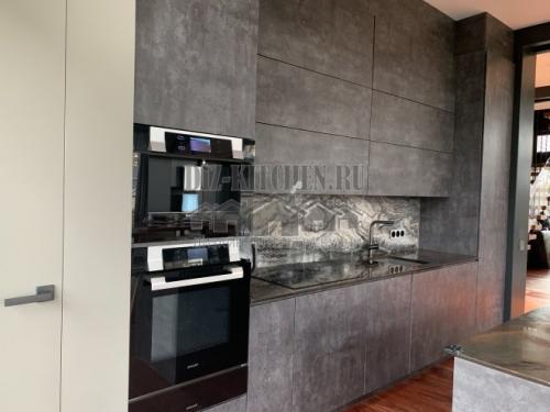 Серая кухня с мраморным фартуком. Кухня, совмещенная с гостиной, в стиле лофт с мраморным фартуком