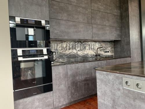 Серая кухня с мраморным фартуком. Кухня, совмещенная с гостиной, в стиле лофт с мраморным фартуком