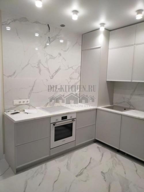Белая кухня с мраморной столешницей и фартуком. Современная белая кухня с мраморным полом и фартуком