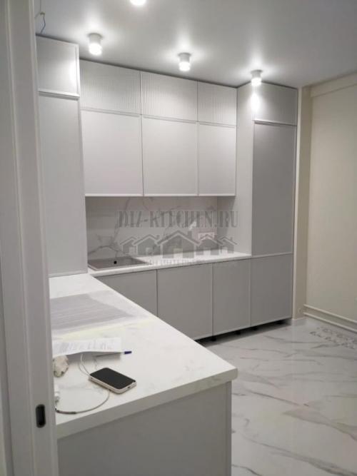 Белая кухня с фартуком под мрамор. Современная белая кухня с мраморным полом и фартуком