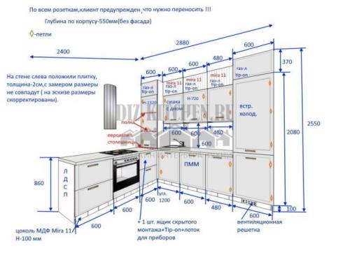 Белая кухня с фартуком под мрамор. Современная белая кухня с мраморным полом и фартуком