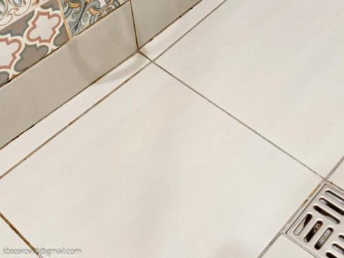 Какие лайфхаки помогут избежать скользкости на полу в ванной. Проблема со скользкими полами в ванной? Есть лёгкое решение!