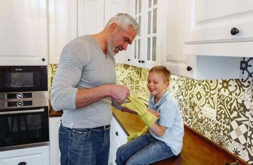 Как удалить трудновыводимые пятна с кафеля и сантехники. Как быстро и до блеска отмыть кафель в ванной и на кухне: современные девайсы + бабушкины рецепты