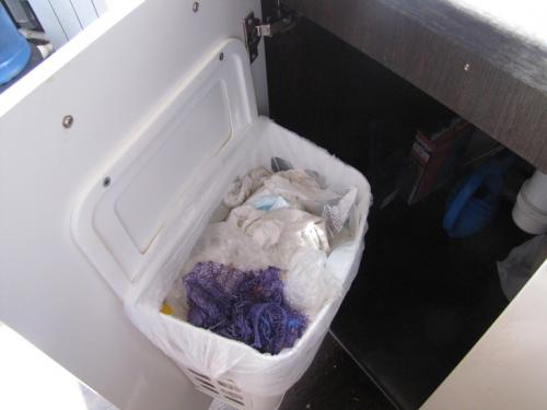 Какие лайфхаки помогут сэкономить место под раковиной. Ден.  Пространство под раковиной.