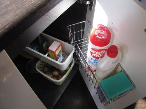 Какие лайфхаки помогут сэкономить место под раковиной. Ден.  Пространство под раковиной.