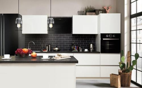 Как сочетать кухонный фартук из натуральных тканей с другими материалами на кухне. Выбор материала фартука