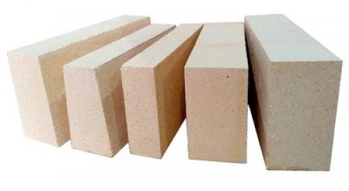 Применение шамотного кирпича. На 65-70% кирпич состоит из шамотного порошка. Это специальная глина, отличающаяся высокими огнеупорными качествами. Ее получают методом обжига. Для производства порошка применяется обычная очищенная белая глина , которая поддается продолжительному температурному воздействию в пределах 1300-1500°C.