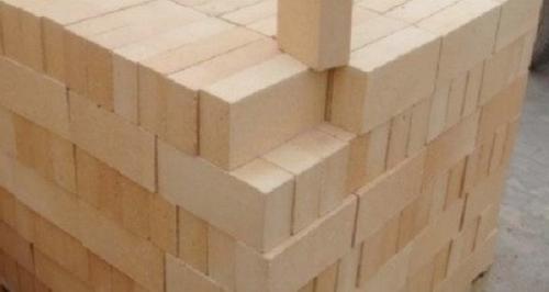 Применение шамотного кирпича. На 65-70% кирпич состоит из шамотного порошка. Это специальная глина, отличающаяся высокими огнеупорными качествами. Ее получают методом обжига. Для производства порошка применяется обычная очищенная белая глина , которая поддается продолжительному температурному воздействию в пределах 1300-1500°C.