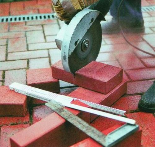 Чем резать шамотный огнеупорный кирпич. Использование угловой шлифовальной машины