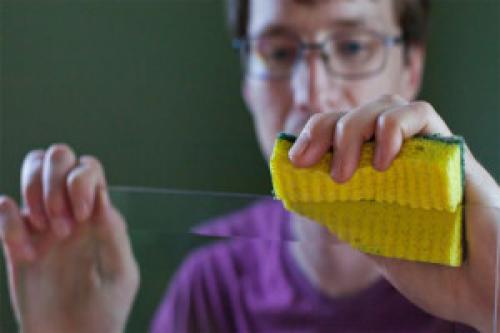 Чем отмыть оргстекло. Чем почистить оргстекло?