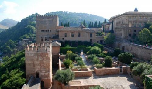 Как рисунок цветов на стенах особняка изменился со временем. Ученые раскрыли тайну испанского дворца, который меняет свой цвет