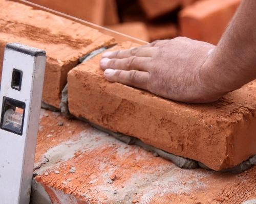 Как научиться класть кирпичную кладку быстро и ровно. Как правильно класть кирпич?