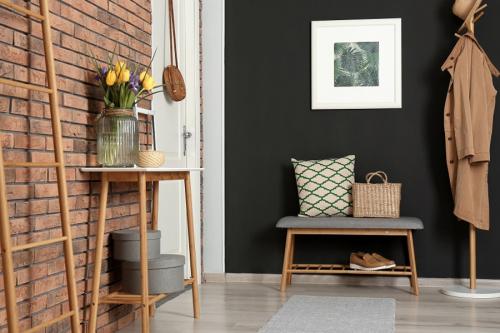 Какие элементы интерьера можно использовать для создания уютной атмосферы в прихожей. Лофт