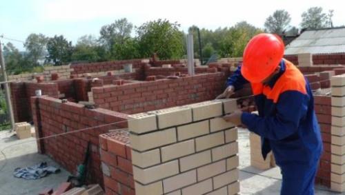 Какие инструменты и материалы необходимы для кладки углов из кирпича