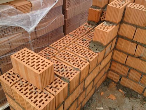 Как устранить проблемы, возникающие при кладке углов из кирпича. Из-за каких ошибок кирпичная кладка получается кривой