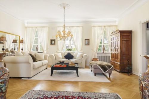 Современные люстры для зала. Варианты люстр в гостиную