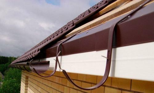 Крепление водостока к профлисту. Установка водостоков на крыше — правила монтажа, пошаговая инструкция