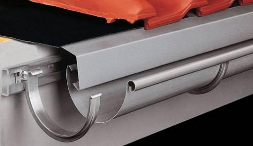 Крепление водостока к профлисту. Установка водостоков на крыше — правила монтажа, пошаговая инструкция