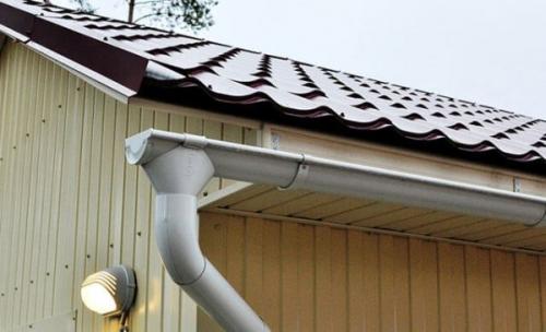 Крыша без водостока. Можно ли обойтись без водосточной системы на крыше?