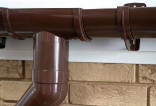Крепление водостока к профлисту. Установка водостоков на крыше — правила монтажа, пошаговая инструкция