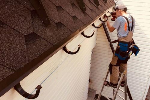 Крепление водостока к профлисту. Установка водостоков на крыше — правила монтажа, пошаговая инструкция
