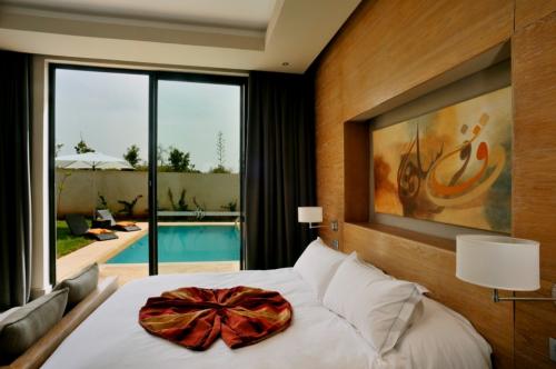 Какие мебельные и декоративные элементы наиболее характерны для марокканского стиля в интерьере квартиры