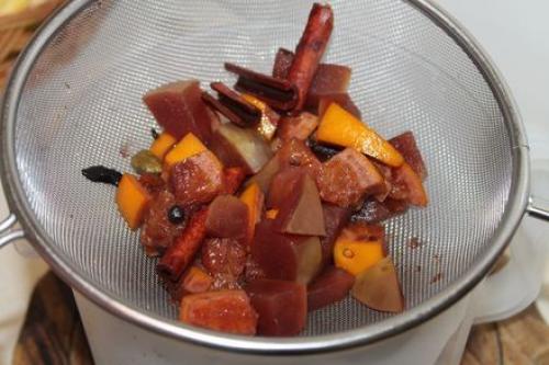 Можно ли использовать красное вино и чеснок в сочетании с другими пряностями, например, с корицей или лавровым листом. Глинтвейн из красного вина со специями и цитрусовыми в домашних условиях