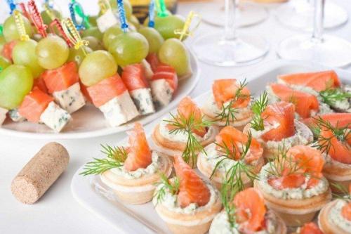 Как правильно подавать блюда с чесноком и красным вином, чтобы они выглядели вкусно и аппетитно. 20 оригинальных закусок к вину в домашних условиях