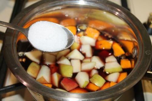 Можно ли использовать красное вино и чеснок в сочетании с другими пряностями, например, с корицей или лавровым листом. Глинтвейн из красного вина со специями и цитрусовыми в домашних условиях