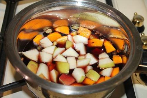 Можно ли использовать красное вино и чеснок в сочетании с другими пряностями, например, с корицей или лавровым листом. Глинтвейн из красного вина со специями и цитрусовыми в домашних условиях