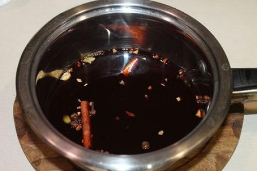 Можно ли использовать красное вино и чеснок в сочетании с другими пряностями, например, с корицей или лавровым листом. Глинтвейн из красного вина со специями и цитрусовыми в домашних условиях