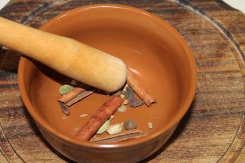 Можно ли использовать красное вино и чеснок в сочетании с другими пряностями, например, с корицей или лавровым листом. Глинтвейн из красного вина со специями и цитрусовыми в домашних условиях