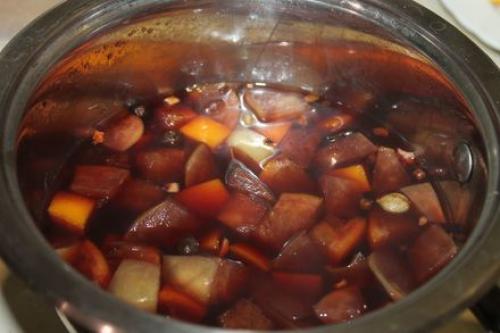 Можно ли использовать красное вино и чеснок в сочетании с другими пряностями, например, с корицей или лавровым листом. Глинтвейн из красного вина со специями и цитрусовыми в домашних условиях