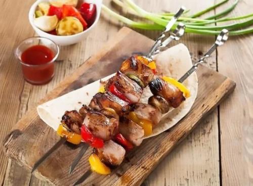 Какие блюда с чесноком и красным вином можно приготовить на гриле или на улице. Шашлык в вине: два рецепта, как замариновать в красном или белом + видео