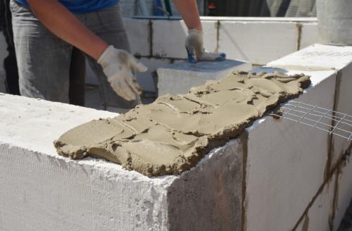 Что дешевле дом из бревна или газобетона. Каркасники и газобетон