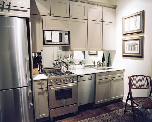 Декоративный камень на кухне в хрущевке. Дизайн кухни в хрущёвке: 120 фото и инструкция по оформлению