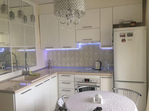 Декоративный камень на кухне в хрущевке. Дизайн кухни в хрущёвке: 120 фото и инструкция по оформлению