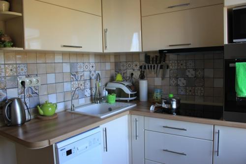 Как выбрать фартук для кухни: практические советы, фото примеры