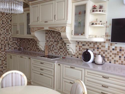 Как выбрать фартук для кухни: практические советы, фото примеры