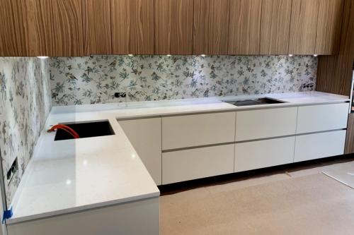 Фартук из кварцевого агломерата. Кварцевая столешница для кухни: производство, преимущества материала, цена