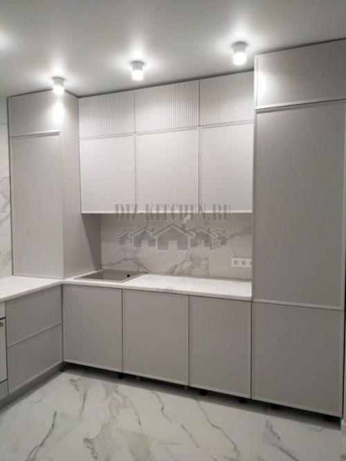 Белая кухня с фартуком под мрамор. Современная белая кухня с мраморным полом и фартуком